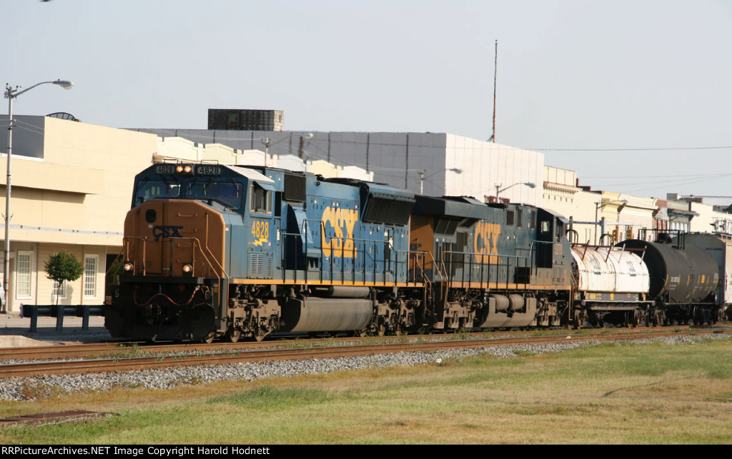 CSX 4828 leads train Q405 southbound